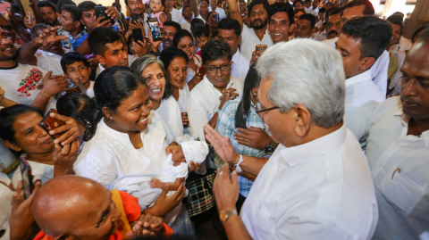 President-pays-homage-to-Temple-of-the-Sacred-Tooth-Relic