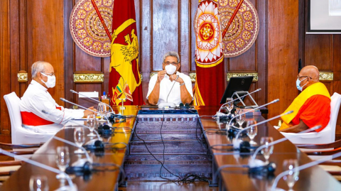 President-converses-with-Dhammalankara-Thero-and-the-Cardinal