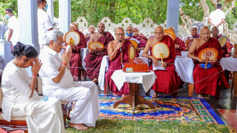 president-pays-homage-to-Anuradhapura-Mihindu-Aranya-Senasana