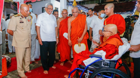 President-graces-religious-ceremony-to-bless-good-health-for-Kotugoda-Dhammawasa-Nayaka-thero