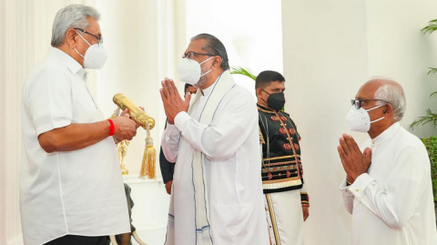 Nekath-Seettuwa--presented-to-President