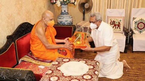 President-pays-homage-to-Temple-of-Sacred-Tooth-Relic-&-called-on-Maha-Nayaka-Theros
