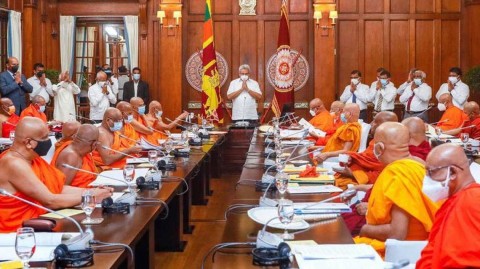 President-briefs-Maha-Sangha-on-vaccination-drive-and-Kotelawala-University-Act