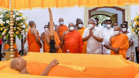 President-pays-last-respects-to-Most-Venerable-Welamitiyawe-Kusaladamma-Thera
