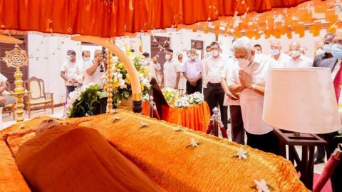 President-pays-last-respects-to-Ven.-Buddhangala-Ananda-Thera